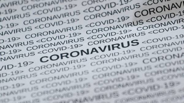 Valkoisella pohjalla mustalla tekstillä tekstit coronavirus ja covid19.