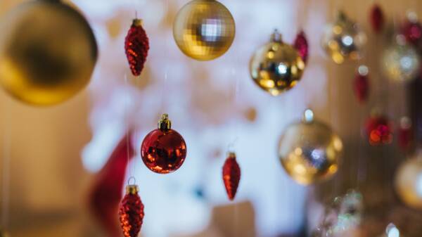 Punaisia ja kullanvärisiä joulupalloja roikkumassa.