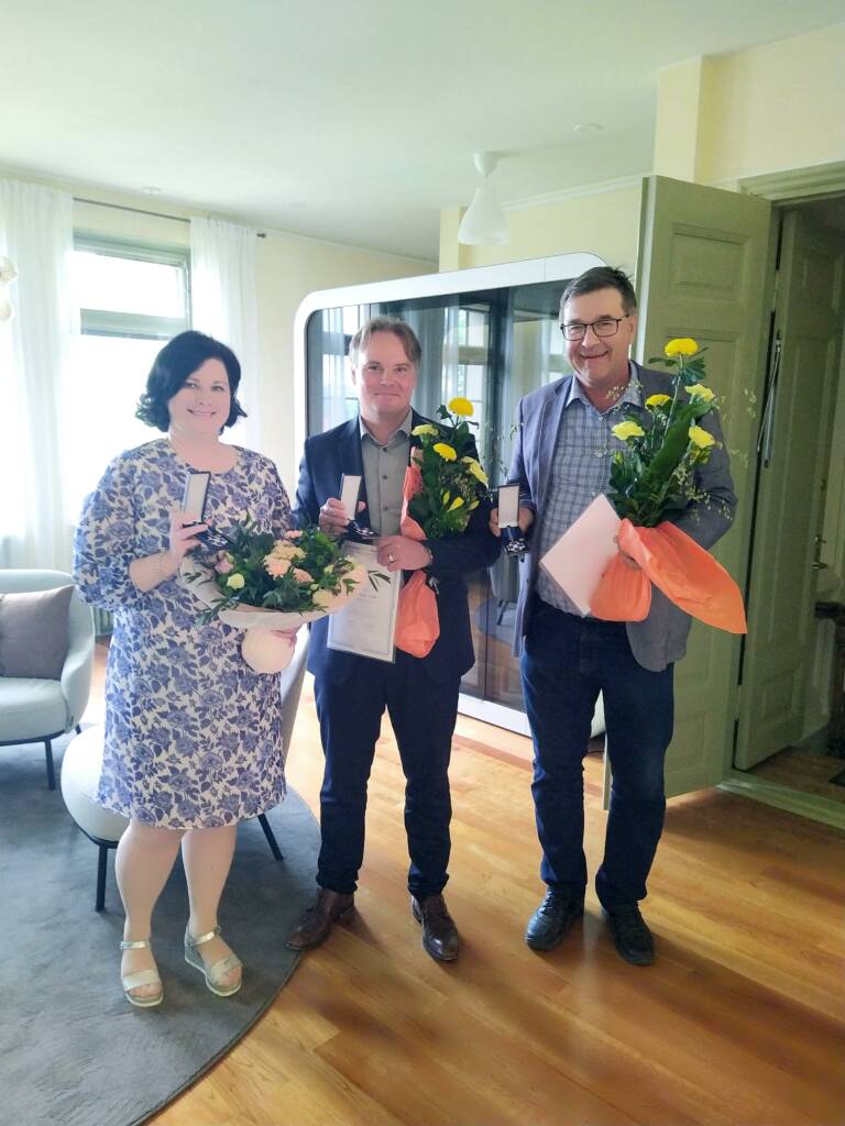 AMKEn kultaisen ansioristin saaneet Anna-Leena Kivipuro, Antti Lahti ja Ari Lamminmäki.