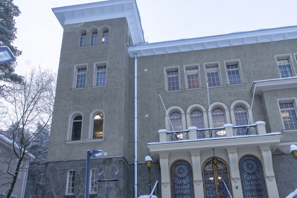 Palatsimaisen rapatun huvilan julkisivua.
