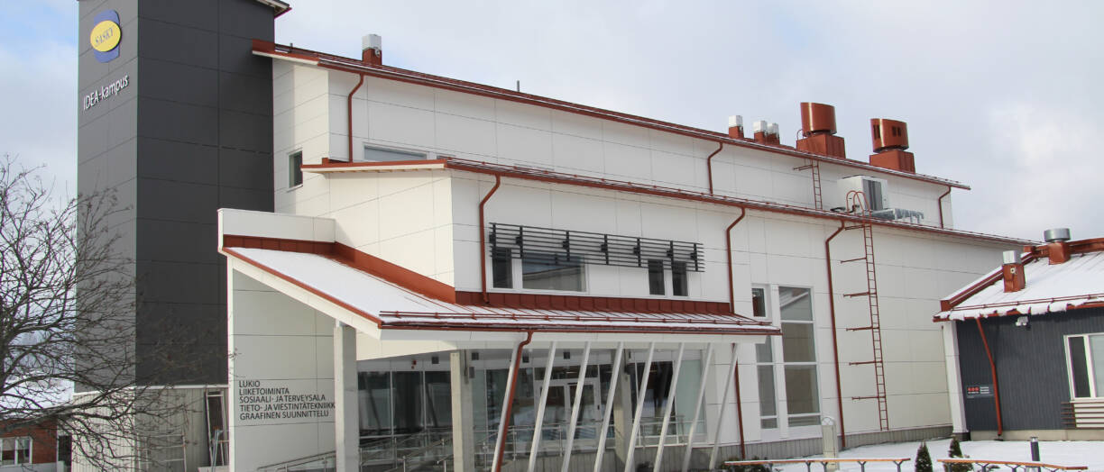 Saskyn IDEA-kampus Ikaalisissa, valkoinen rakennus talvisessa maisemassa.