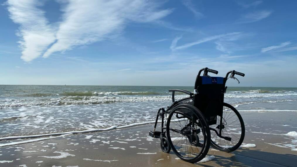 Pyörätuoli merenrannalla.