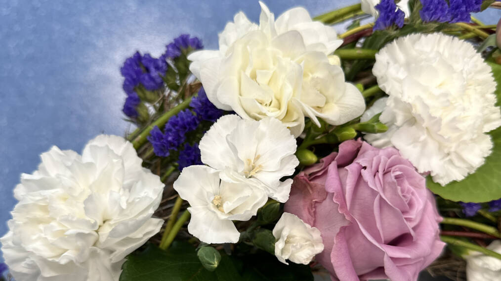 Kuva, jossa on valkoisia, vaaleanpunaisia ja liloja kukkia.