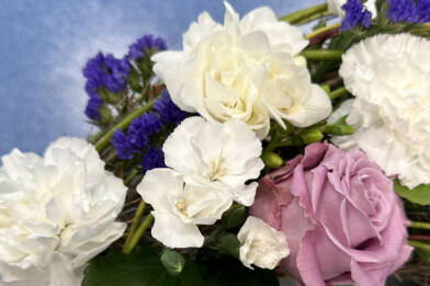 Kuva, jossa on valkoisia, vaaleanpunaisia ja liloja kukkia.