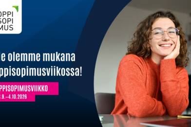 Oppisopimusviikon kampanjakuva. Teksti: Me olemme mukana oppisopimusviikossa! Oppisopimusviikko 28.9.–4.10.2026. Oikealla hymyilevä nainen punaisessa neuleessa istuu tietokoneen äärellä.