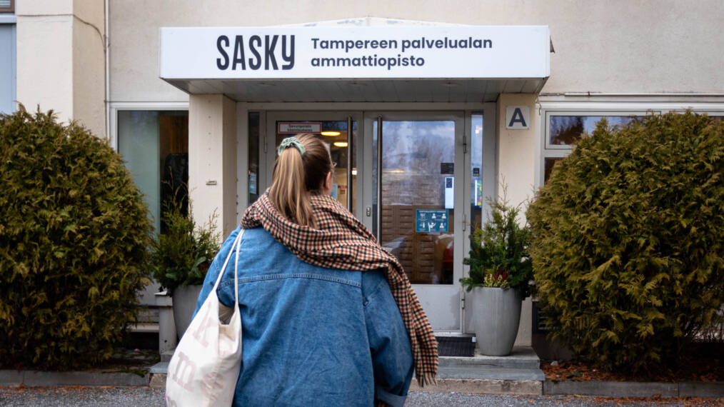 Henkilö menossa kohti Sasky Tampereen palvelualan ammattioppilaitosta