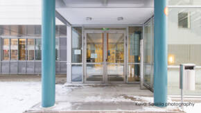 Kuva Sasky Voionmaan opiston sisäänkäynnistä TietoPinni -rakennuksessa Tampereella, kuvaaja Saskiia Photography.