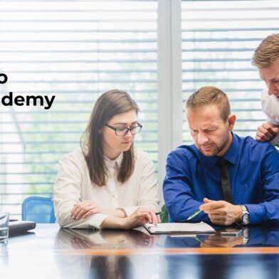 Kolme liiketoiminnan asiantuntijaa suunnittelee räätälöityä yrityskoulutusta Aiko Academyn tiloissa. Aiko Academy tarjoaa koulutuksia ja konsultointia yrityksille eri puolilla Suomea.