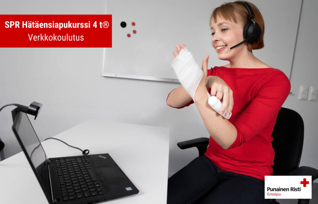 Nainen harjoittelee ensiapusiteen käyttöä videoyhteyden välityksellä SPR Hätäensiapukurssi 4 t® -verkkokoulutuksessa.