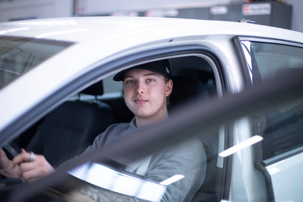 Opiskelija tutustuu auton sisätiloihin harjoitustilanteessa.