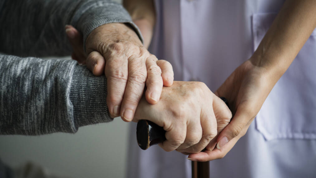 Kuvassa vanhemman ja nuoremman ihmisen kädet