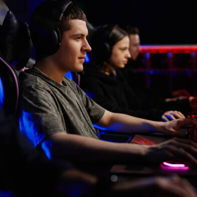 Sivunäkymä esports joukkueesta pelaamassa.